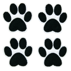 Könnte beinhalten: Vier schwarze Pfotenabdrücke auf weißem Hintergrund. Die Pfotenabdrücke sind einfach und stilisiert, mit drei Zehen auf jeder Seite und einem großen mittleren Ballen.