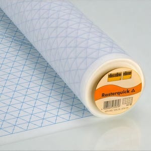 Könnte beinhalten: Eine Rolle aus weißem, halbtransparentem Einlagestoff mit einem blauen, aufgedruckten Dreiecksrastermuster. Das Ende der Rolle hat ein kreisförmiges Etikett mit dem Text Vlieseline und Rasterquick sowie einem Strichcode und Produktdetails.