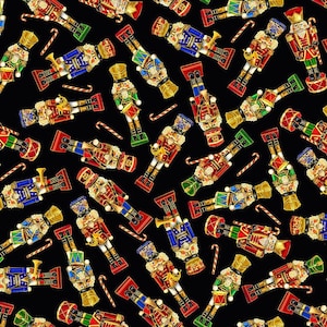 Peut inclure: Un motif répétitif sur fond noir représentant plusieurs casse-noisettes vêtus d'uniformes rouges, bleus et verts avec des détails dorés, parsemé de petits bâtons de sucre d'orge rayés de rouge et de blanc sur l'ensemble du design.