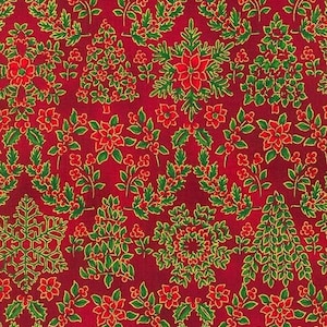 Può includere: Tessuto rosso con un motivo ripetitivo di motivi natalizi verdi e dorati. Il motivo comprende stelle di Natale, agrifoglio, fiocchi di neve e alberi di Natale.