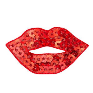 Op de afbeelding: Rode lippen patch met sequins. De patch is gemaakt van rode sequins die op een mesh stof zijn genaaid.