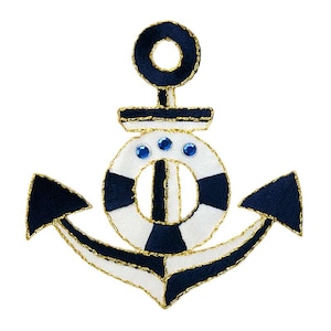 Könnte beinhalten: Ein weißer und blauer Anker mit goldener Umrandung und blauen Strasssteinen. Der Anker ist ein nautisches Dekorationsobjekt.