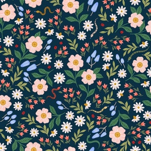 Peut inclure: Un motif sans couture avec des fleurs roses et blanches, des feuilles vertes, des serpents rouges et verts et des boutons de fleurs bleus sur un fond bleu foncé.