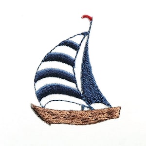 Può includere: Una barca a vela a strisce blu e bianche con uno scafo marrone. La barca a vela ha una bandiera rossa sulla cima dell'albero.
