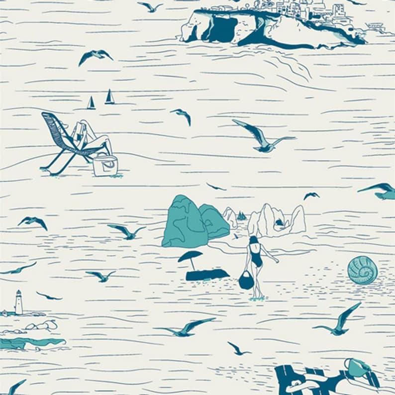 Detail des Algarve Shores Stoffes: Möwen über dem Meer, Segelboote und gezeichnete Küstenlinien in Blau.