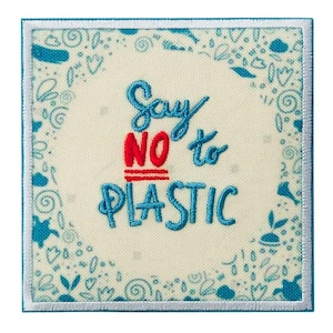 Può includere: Una toppa ricamata blu e bianca con il testo "Say NO to PLASTIC" in lettere blu e rosse. La toppa ha un bordo bianco e uno sfondo a motivi blu e bianchi.