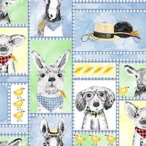 Op de afbeelding: Een kleurrijk patchworkpatroon met verschillende boerderijdieren, waaronder een varken, een ezel, een hond, een konijn en een koe. Elk dier draagt ​​een bandana en een hoed. De achtergrond is een lichtblauw en geel geruit patroon.