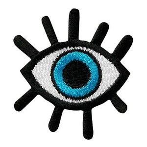 Könnte beinhalten: Ein gesticktes Auge in Schwarzweiß mit einer blauen Iris und einer weißen Pupille. Das Auge hat Wimpern und ist ein beliebtes Symbol für Schutz.