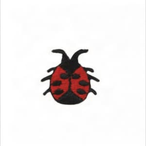 Op de afbeelding: Een geborduurde patch in de vorm van een lieveheersbeestje. Het insect heeft een felrood lichaam met opvallende zwarte stippen en een zwarte kop, voelsprieten en pootjes. Het ontwerp is gemaakt met dicht stiksel voor een textuur.
