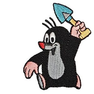 Op de afbeelding: Een geborduurde patch met een cartoonmol die een blauwe schop vasthoudt. De mol is zwart met een grijze buik en heeft een roze neus en een rode mond. De schop is blauw met een gele steel.
