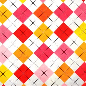 Bomullstyg diamantrutigt rött vitt orange rosa argyle Robert Kaufman patchworktyg 0,5 m