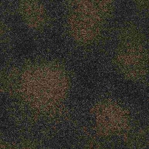 Op de afbeelding: Een close-up van een camouflagepatroon. Het ontwerp heeft een mix van donkergroene, bruine en zwarte spikkels, waardoor een textuur ontstaat. Het patroon is dicht en bedekt het hele frame, wat wijst op een textiel- of oppervlakteontwerp.