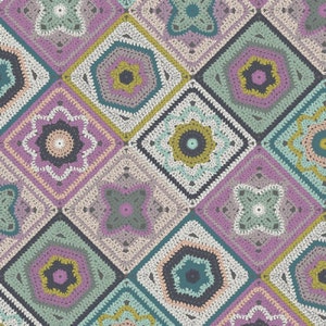 Könnte beinhalten: Ein nahtloses Muster aus gehäkelten Quadraten in verschiedenen Schattierungen von Lila, Grün und Braun. Die Quadrate sind in einem sich wiederholenden Muster angeordnet, wodurch ein strukturiertes und kompliziertes Design entsteht.