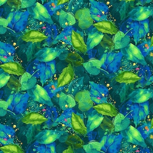 Könnte beinhalten: Ein Aquarellmuster mit sich überlappenden Blättern in Grün- und Blautönen. Die Blätter haben verschiedene Formen und Größen, wobei einige detaillierter sind als andere. Kleine gelbe und rosa Flecken sind über das Design verstreut.