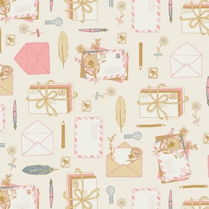 Peut inclure: Un motif sans couture représentant divers articles de papeterie, notamment des enveloppes, des timbres, des crayons, des stylos et des plumes. Le motif est sur un fond crème et présente une variété de couleurs pastel, notamment le rose, le bleu et le jaune.