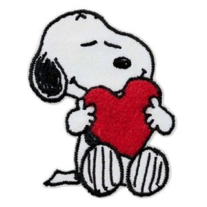Écusson thermocollant Snoopy avec cœur – Écusson Peanuts sous licence, idéal pour la couture, la décoration, les jeans, les sacs, les patchs et les idées cadeaux, appliqué 5,5 × 7 cm