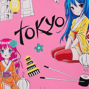 Op de afbeelding: Een roze achtergrond met het woord "TOKYO" in het zwart geschreven. Er zijn twee anime-meisjes in traditionele Japanse kleding, een met roze haar en een met blauw haar. Er zijn ook verschillende Japanse geïnspireerde illustraties, waaronder een pagode, een kersenbloesem en een lantaarn.