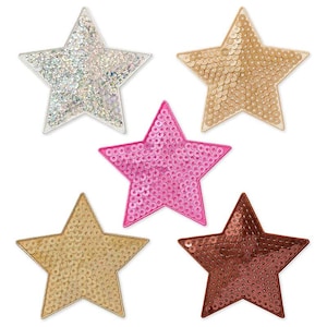 Op de afbeelding: Vijf stervormige patches met paillettenversiering. De patches zijn in verschillende kleuren, waaronder zilver, goud, roze en bruin.