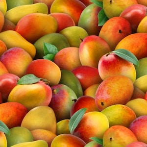 Op de afbeelding: Een close-up afbeelding van een verscheidenheid aan mango's, sommige zijn groen, sommige zijn geel en sommige zijn oranje. De mango's zijn in een willekeurig patroon gerangschikt.