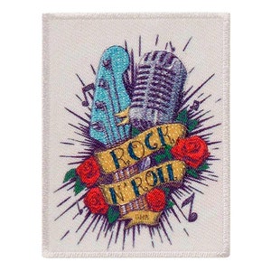 Könnte beinhalten: Ein weißer Stoff-Patch mit einer Vintage-Illustration eines Mikrofons und einer E-Gitarre mit einem Banner, auf dem "Rock N Roll" steht. Die Illustration ist von roten Rosen und Noten umgeben.