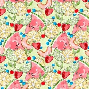 Op de afbeelding: Een aquarelpatroon met plakjes watermeloen, cantaloupe, citroen en limoen, samen met aardbeien, bosbessen en kersen. De vruchten zijn gerangschikt op een lichtgroene achtergrond met groene bladeren.