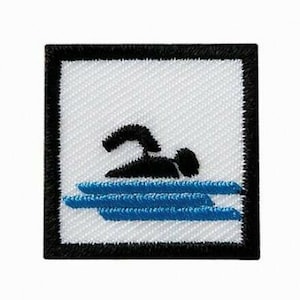 Könnte beinhalten: Ein gestickter Aufnäher in Schwarzweiß mit einem Schwimmer in einem Becken mit blauem Wasser. Der Aufnäher ist von einem schwarzen Rand umgeben.