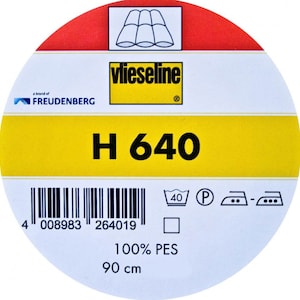 Op de afbeelding: Een wit label met een gele en rode rand. Het label heeft de tekst "vlieseline®" en "H 640" erop gedrukt. Het label heeft ook een barcode, een wasinstructiesymbool en de tekst "100% PES 90 cm".
