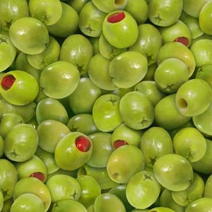 Könnte beinhalten: Ein Nahaufnahmebild einer großen Schüssel voller grüner Oliven. Die Oliven sind in einem zufälligen Muster angeordnet und einige haben eine rote Mitte.