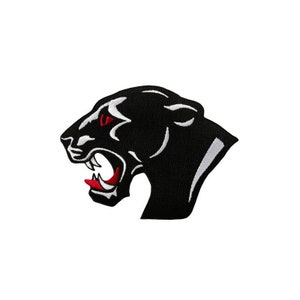 Könnte beinhalten: Schwarzer und weißer gestickter Aufnäher mit einem knurrenden Panther mit roten Augen. Der Kopf des Panthers ist nach links gerichtet und sein Maul ist offen, wobei scharfe Zähne zu sehen sind.