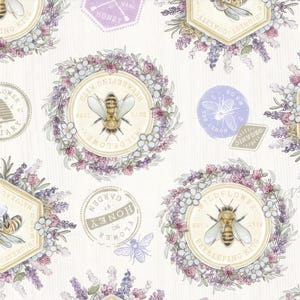Op de afbeelding: Een herhalend patroon met bijenillustraties, bloemenkransen en tekstelementen. Het ontwerp gebruikt lavendel-, witte en beige tinten, met tekst als "Honey", "Wildflower" en "Beekeeping Kits."