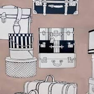 Pode incluir: Uma coleção de malas vintage e caixas de chapéu em preto e branco com um padrão listrado. As malas estão empilhadas umas sobre as outras e as caixas de chapéu estão dispostas em fila. O fundo é de cor castanho claro.