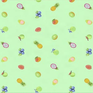 Può includere: Un tessuto verde chiaro con un motivo ripetitivo di vari frutti colorati, tra cui ananas, mirtilli, fette di dragon fruit, fette di kiwi, mango e prugne verdi disposti in una griglia sulla superficie del tessuto.