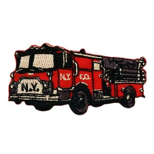 Peut inclure: Camion de pompiers rouge avec des détails noirs et un logo "NY" blanc à l'avant. Le camion a une échelle et des tuyaux à l'arrière. Le texte "NY CO" est sur le côté du camion.
