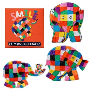 Op de afbeelding: Een set van vier kleurrijke geborduurde patches met een patchwork-olifant. De patches bevatten een grote olifant, een kleinere olifant en twee kleinere olifanten die hand in hand lopen. De patches zijn allemaal in verschillende kleuren, waaronder rood, blauw, groen, geel en roze. De patches zijn perfect om een vleugje whimsy toe te voegen aan elk project.