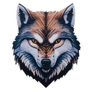 Peut inclure: Un écusson brodé représentant la tête d'un loup aux oreilles pointues, aux yeux orange intenses et à l'expression menaçante. Le pelage est décliné dans des tons de brun, de gris et de blanc, avec un museau noir et des dents visibles.