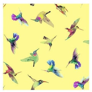Puede incluir: Un fondo amarillo con un patrón repetitivo de colibríes coloridos. Los colibríes están en varias poses, algunos volando y otros posados. Los colibríes están pintados en un estilo acuarela, con tonos de verde, azul, morado y rosa.