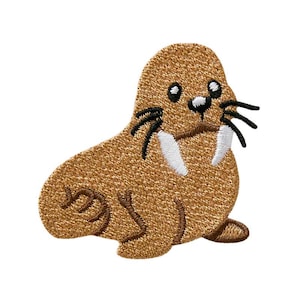 Könnte beinhalten: Ein gestickter Aufnäher mit einem Cartoon-Walross mit weißen Stoßzähnen und schwarzen Schnurrhaaren in Braun.