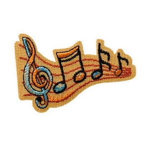 Könnte beinhalten: Ein gestickter Aufnäher mit einem Violinschlüssel und Noten auf gelbem Hintergrund. Die Noten sind orange und blau.