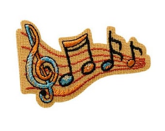 Puede incluir: Un parche bordado con una clave de sol y notas musicales sobre un fondo amarillo. Las notas son de color naranja y azul.