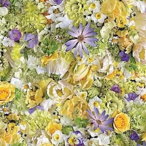 Könnte beinhalten: Eine Nahaufnahme eines Blumenstraußes in Gelb-, Weiß- und Lilatönen. Die Blumen umfassen Rosen, Nelken, Lilien und andere Sorten.