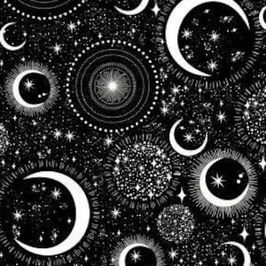 Peut inclure: Un motif sans couture noir et blanc avec des croissants de lune, des étoiles et des cercles. Le design rappelle un ciel nocturne.
