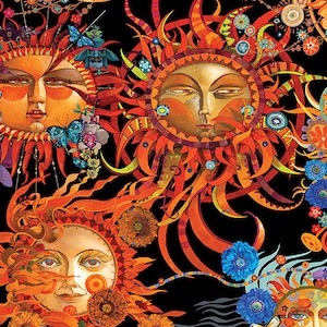 Puede incluir: Un fondo negro con tres soles estilizados con rayos naranja, rojo y amarillo. Cada sol tiene una cara humanoide con los ojos cerrados y una pequeña boca. Los soles están rodeados de pequeñas flores coloridas y mariposas.