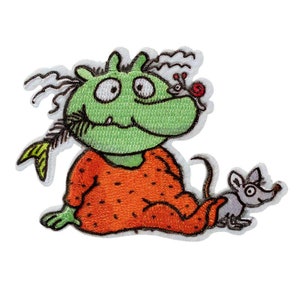 Può includere: Toppa ricamata raffigurante un mostro dei cartoni animati in un completo arancione con pois neri, un viso verde e una lisca di pesce tra i capelli. Un piccolo topo grigio è accanto al mostro. La toppa ha un bordo bianco.