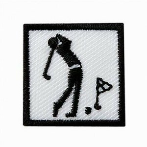 Könnte beinhalten: Schwarz-weiß gestickter Aufnäher eines Golfers, der einen Schläger schwingt, mit einer Flagge im Hintergrund.