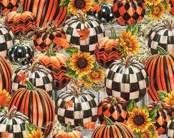Op de afbeelding: Een levendig herfstpatroon met een verscheidenheid aan pompoenen en zonnebloemen. De pompoenen zijn beschilderd met oranje en zwarte strepen, dambordpatronen en stippen. Heldere gele zonnebloemen en herfstbladeren dragen bij aan het feestelijke ontwerp.