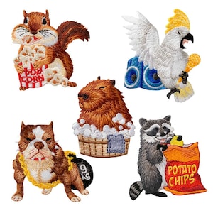 Könnte beinhalten: Fünf gestickte Bügelbilder mit verschiedenen Tieren. Ein Eichhörnchen, das eine Tüte Popcorn hält, ein Capybara in einer Badewanne, ein Waschbär, der eine Tüte Kartoffelchips hält, eine Bulldogge mit einer goldenen Kette und ein weißer Kakadu, der ein Mikrofon hält.