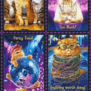 Könnte beinhalten: Ein Stoffpaneel mit vier Katzen-Illustrationen. Oben links: drei Katzen mit Mikrofon und Text 'Purr-fect Harmony!'. Oben rechts: eine Katze mit blauem Federkopfschmuck und Text 'Too Much?'. Unten links: eine Katze mit Discokugel und Text 'Party Time!'. Unten rechts: eine Katze mit Perlenketten und Text 'Anything worth doing, is worth over-doing!'.