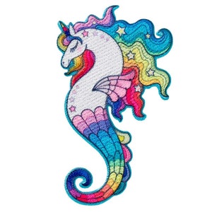 Könnte beinhalten: Ein regenbogenfarbenes Seepferdchen mit einem Einhornhorn und einer sternenbesetzten Mähne. Das Seepferdchen ist mit einem detaillierten Design bestickt und hat einen weißen Körper mit einem blauen Schwanz.