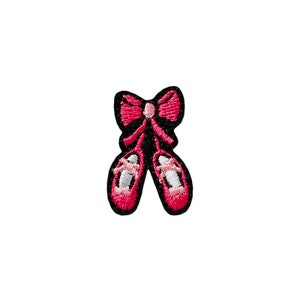 Può includere: Toppa ricamata raffigurante un paio di scarpette da ballo rosa con puntali in raso bianco e un fiocco rosa abbinato. La toppa ha un bordo nero, adatta per l'applicazione su abbigliamento o accessori.