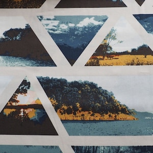 Könnte beinhalten: Ein weißer Hintergrund mit einem sich wiederholenden Muster aus blauen, braunen und gelben Dreiecken. Jedes Dreieck zeigt eine andere Landschaftsszene mit Bäumen, Wasser und Himmel.